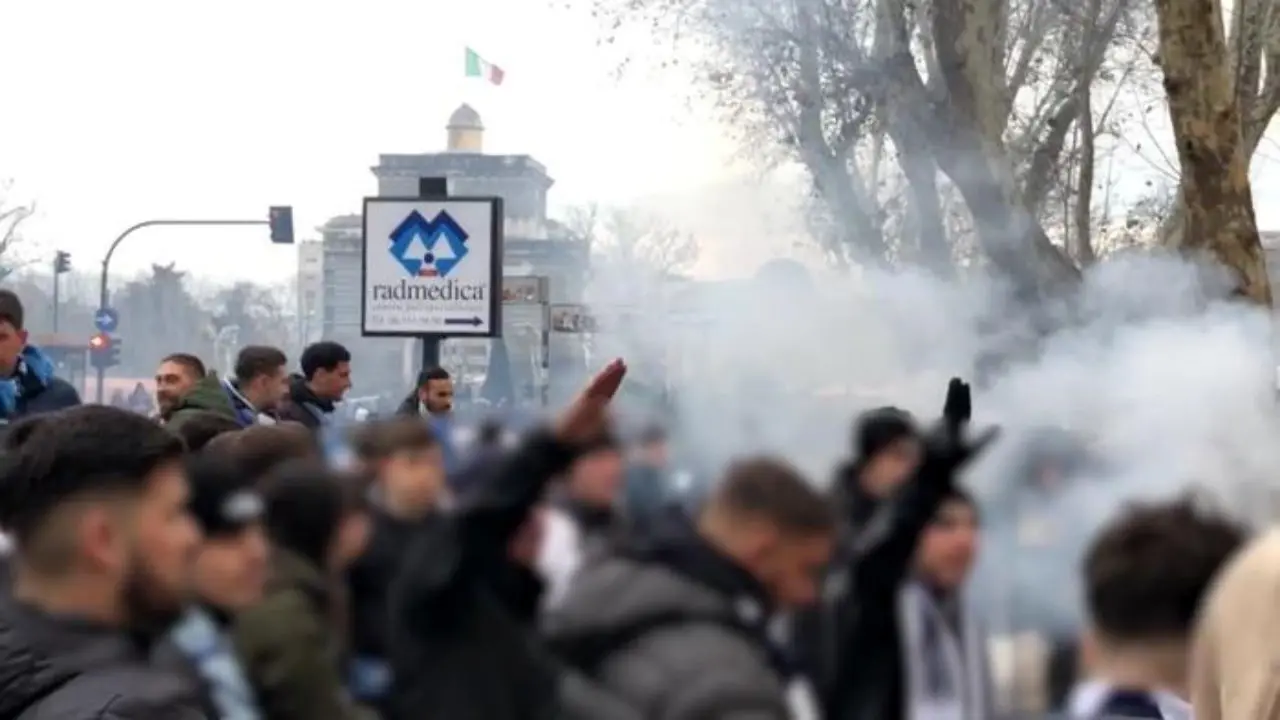 Tensioni prima e dopo il derby Lazio-Roma: saluti e canti fascisti, pietre e petardi contro le forze dell’ordine