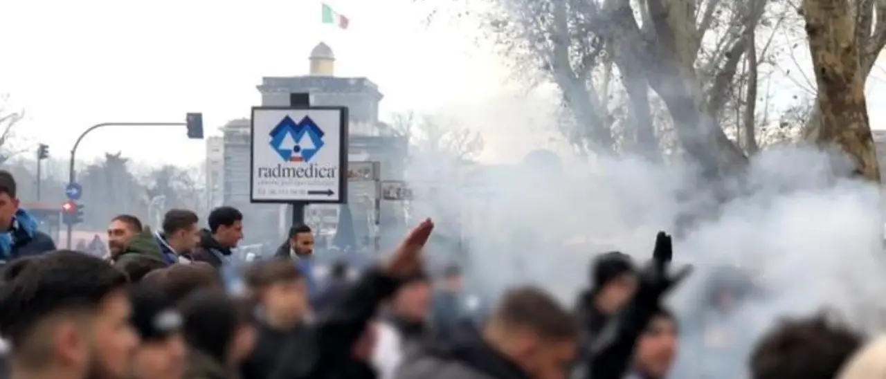 Tensioni prima e dopo il derby Lazio-Roma: saluti e canti fascisti, pietre e petardi contro le forze dell’ordine