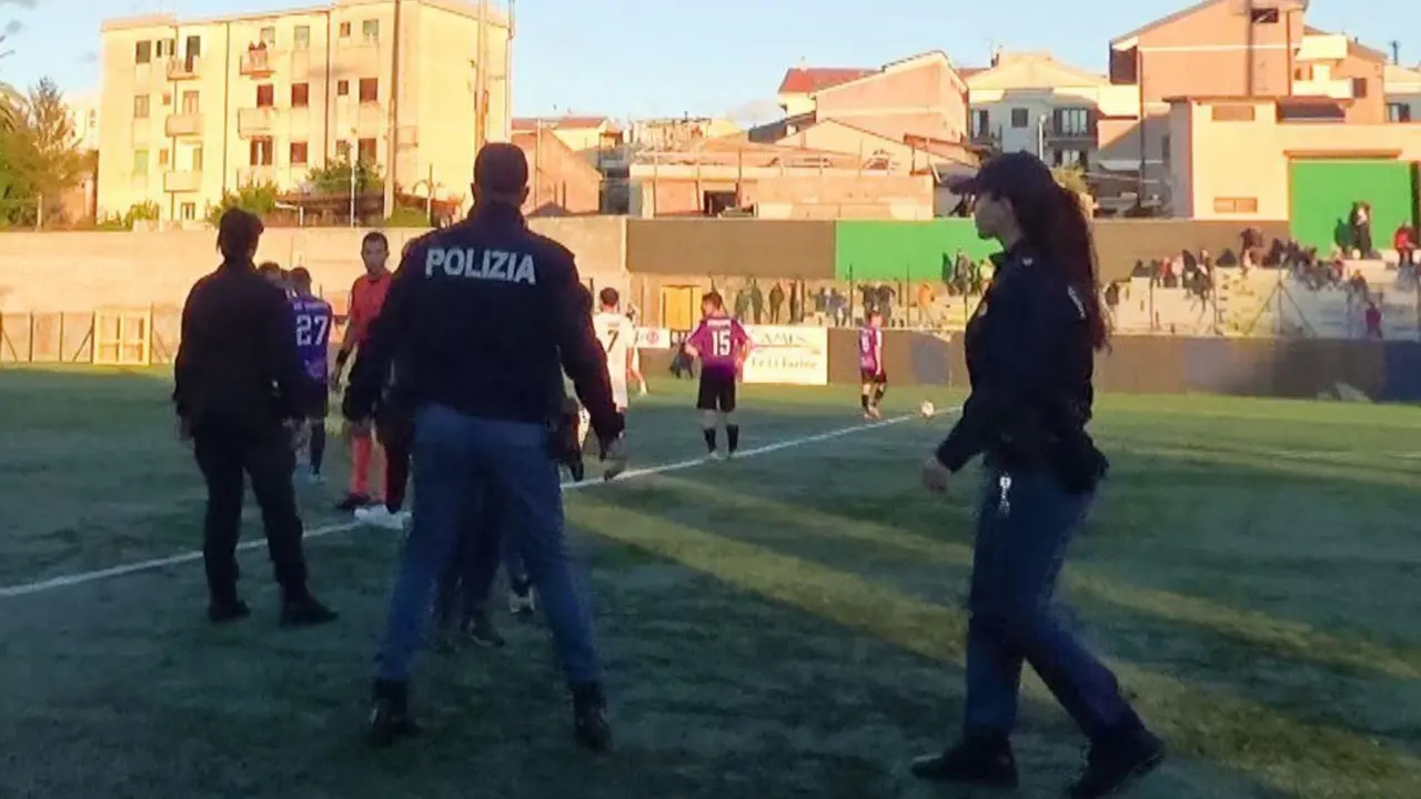 Sferra un pugno a un calciatore avversario, Daspo per un dirigente della Gioiese