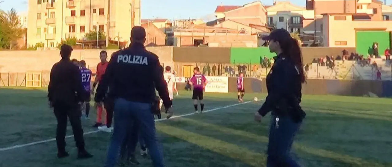 Sferra un pugno a un calciatore avversario, Daspo per un dirigente della Gioiese