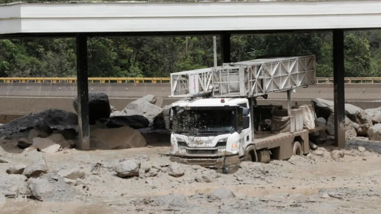 Maltempo in Colombia, frana si abbatte su un edificio: almeno 18 morti