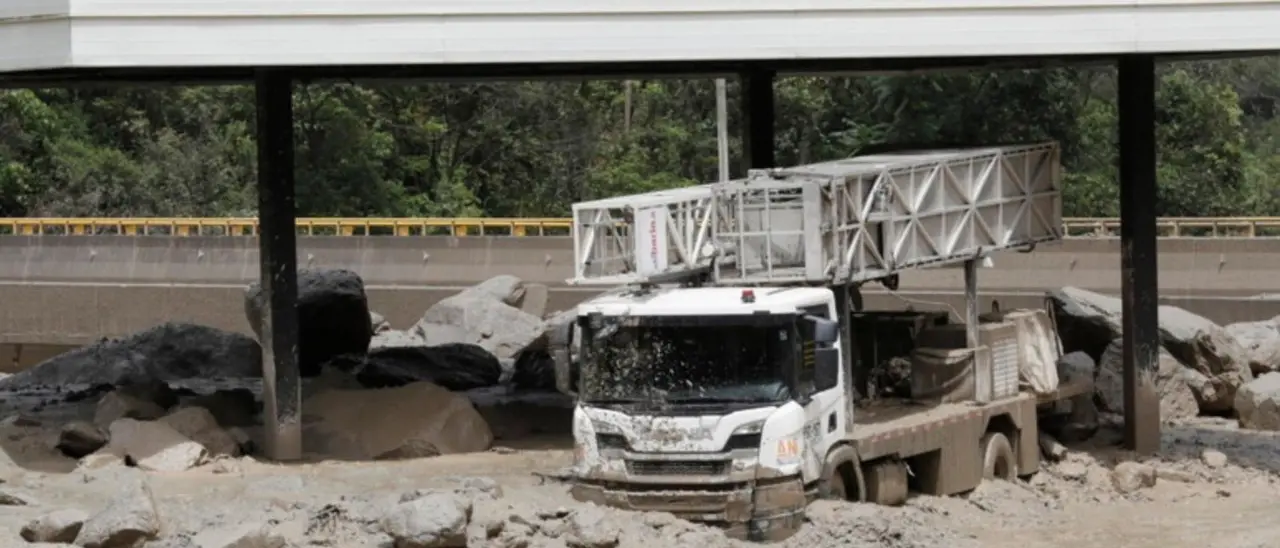 Maltempo in Colombia, frana si abbatte su un edificio: almeno 18 morti