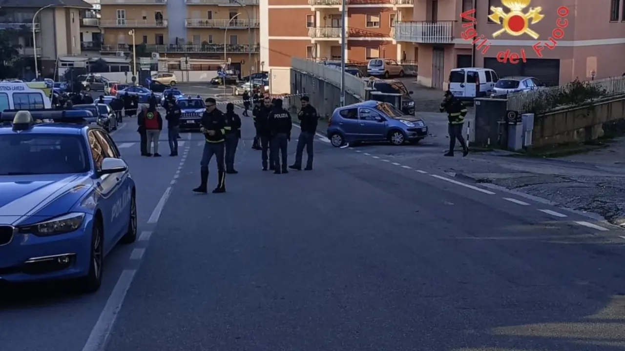 Incidente a Lamezia Terme, auto si schianta contro un muretto: muore una 26enne