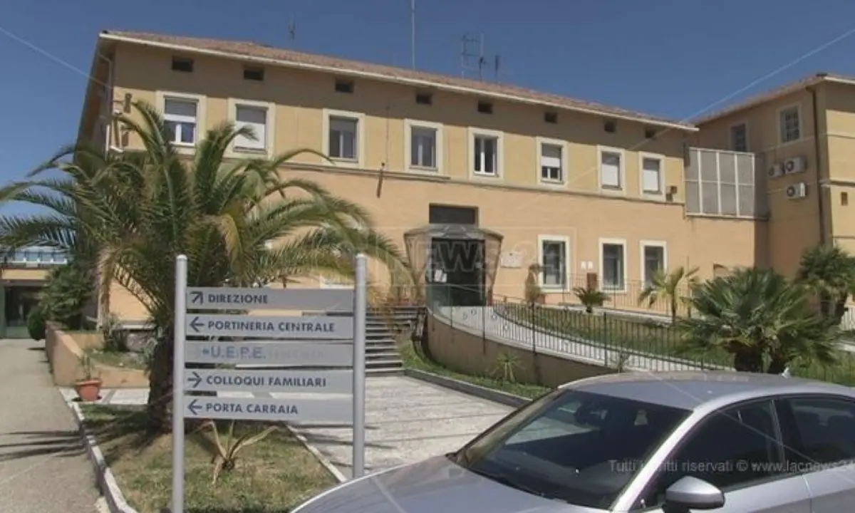 Droga e microtelefoni nel carcere di Cosenza: la scoperta durante controlli della polizia penitenziaria