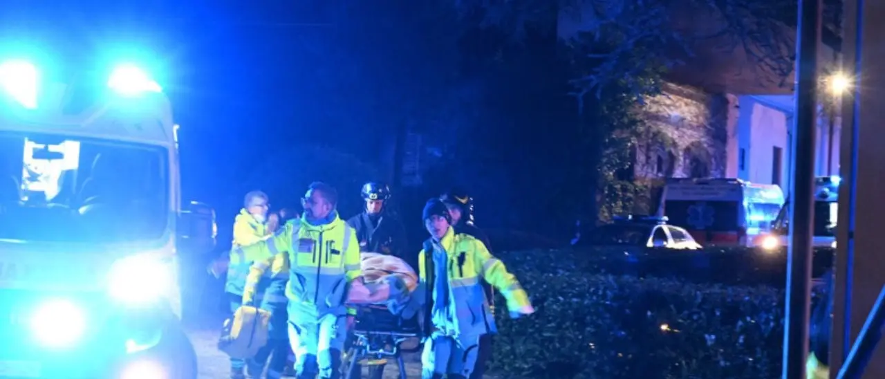 Pistoia, crolla il solaio durante una festa di matrimonio: anche gli sposi fra i 35 feriti