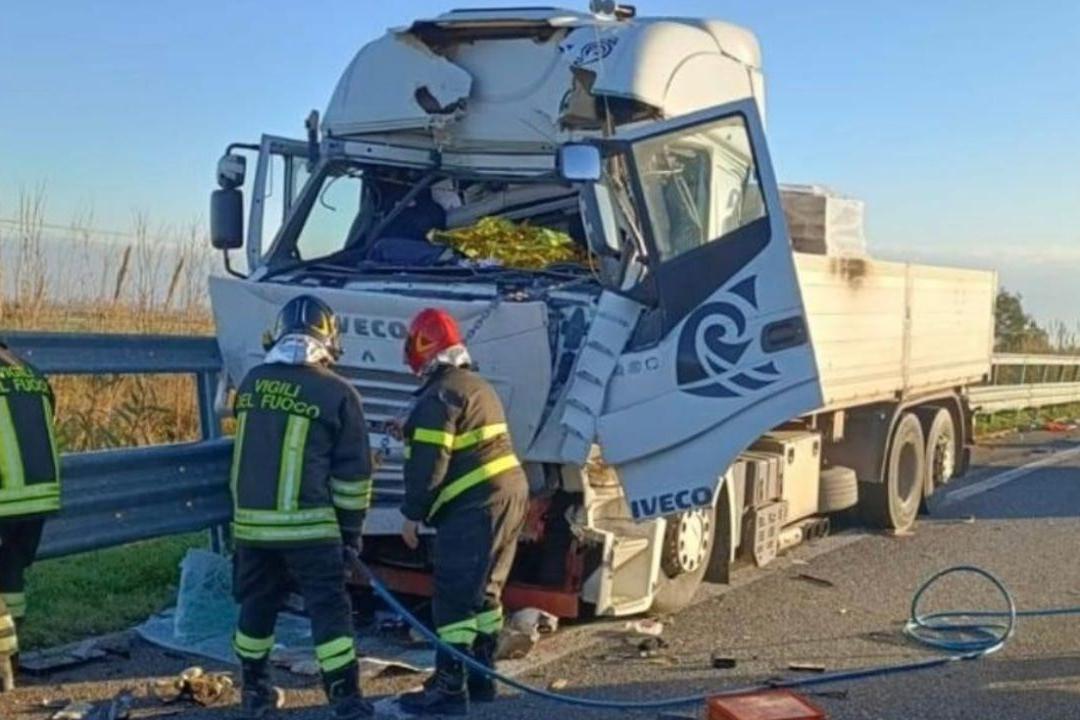 Incidente sulla statale 534, scontro tra un camion e un'auto: grave un ...