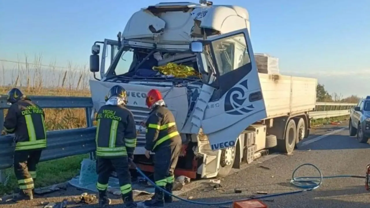 Incidente sulla statale 534, scontro tra un camion e un’auto: grave un 53enne