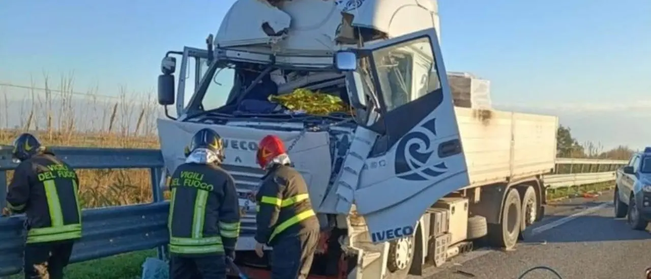 Incidente sulla statale 534, scontro tra un camion e un’auto: grave un 53enne