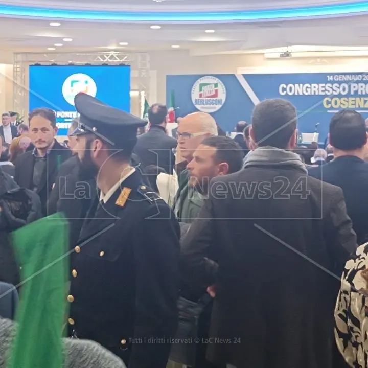 La notizia dell’incidente di Occhiuto gela la sala al congresso cosentino di Forza Italia, ma i lavori vanno avanti