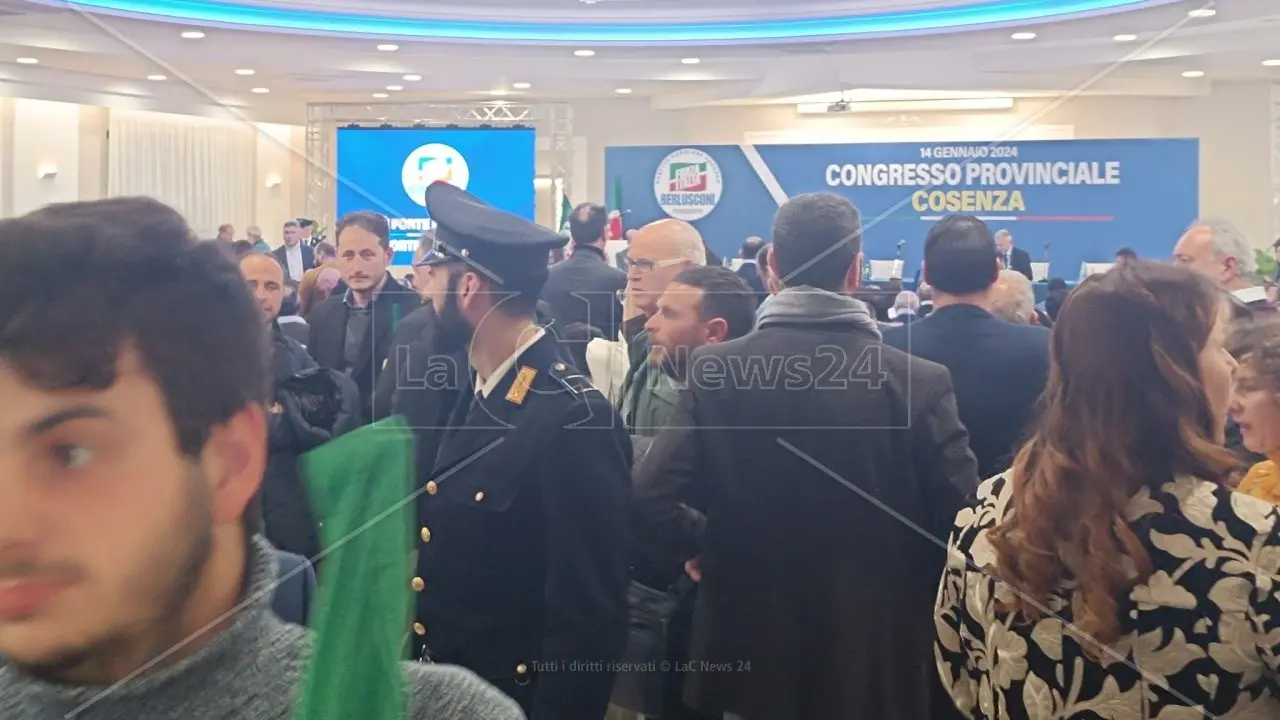 La notizia dell’incidente di Occhiuto gela la sala al congresso cosentino di Forza Italia, ma i lavori vanno avanti