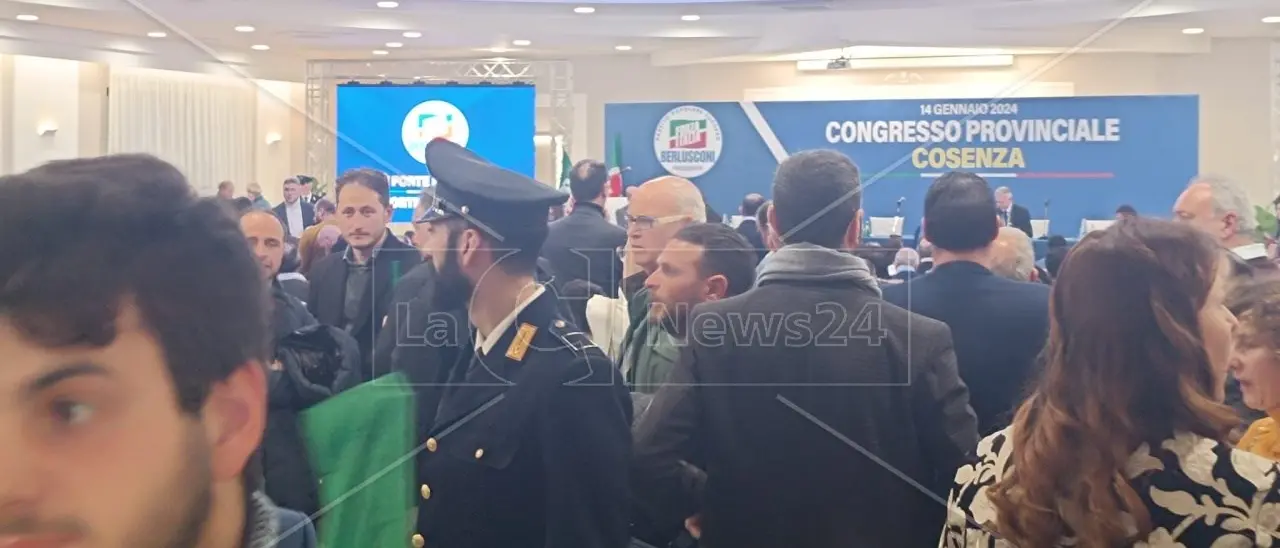 La notizia dell’incidente di Occhiuto gela la sala al congresso cosentino di Forza Italia, ma i lavori vanno avanti