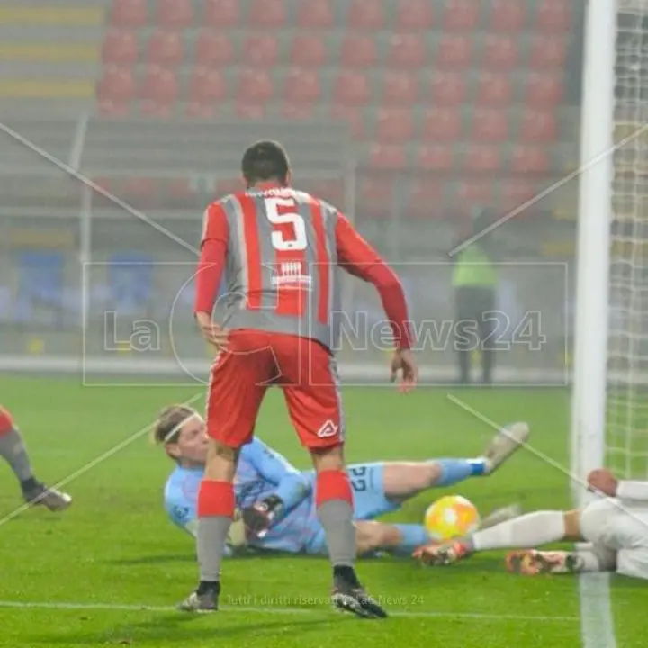 Il Cosenza sbatte sul palo e la Cremonese vince per 1-0 grazie alla rete di Antov