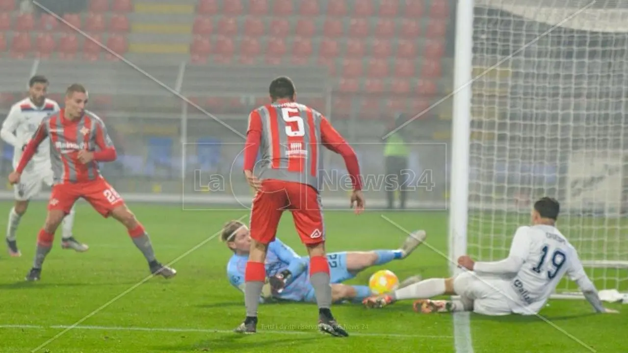 Il Cosenza sbatte sul palo e la Cremonese vince per 1-0 grazie alla rete di Antov