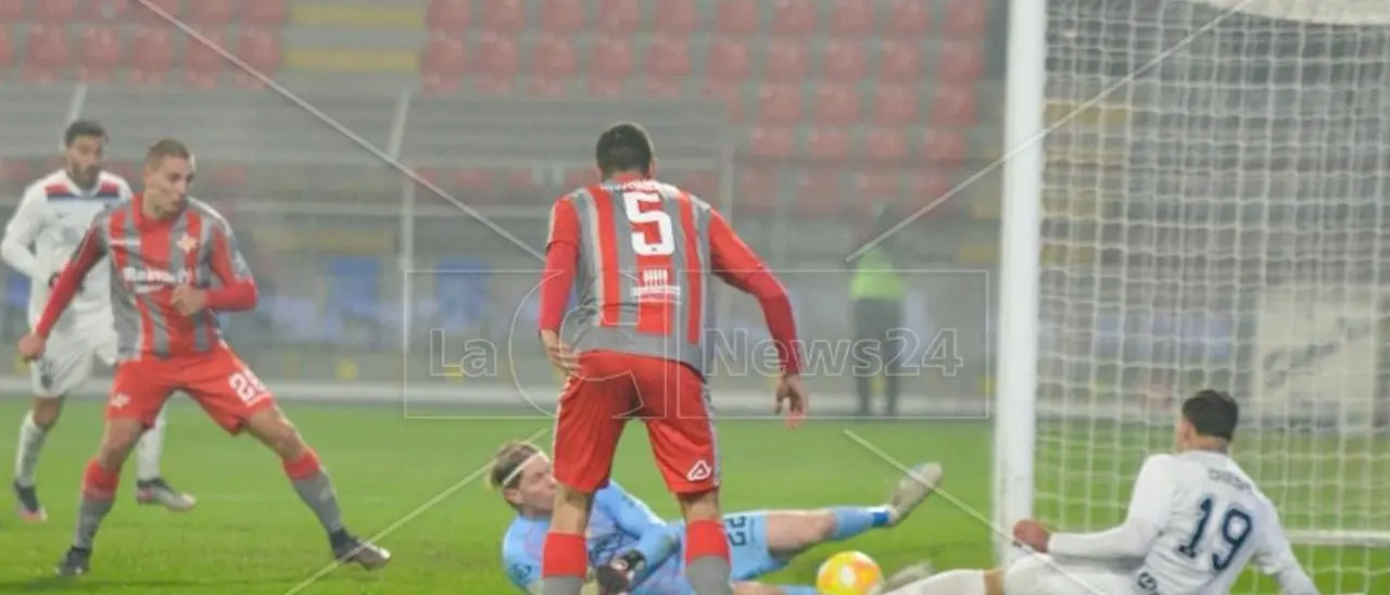 Il Cosenza sbatte sul palo e la Cremonese vince per 1-0 grazie alla rete di Antov