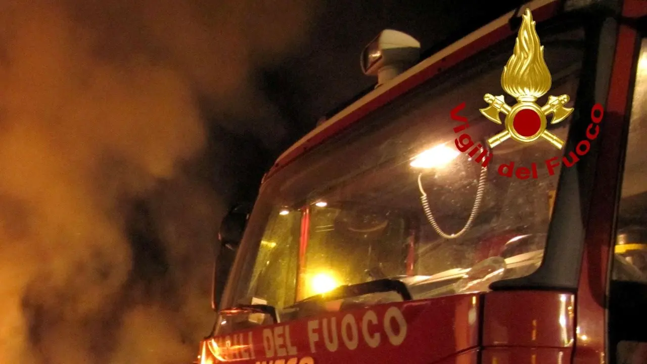 Notte di fuoco a Tropea, incendio danneggia un locale e una palazzina