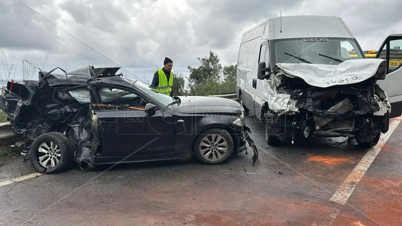 Incidente sulla statale 18 a Cetraro: violento scontro tra un‘auto e un furgone, 33enne in fin di vita