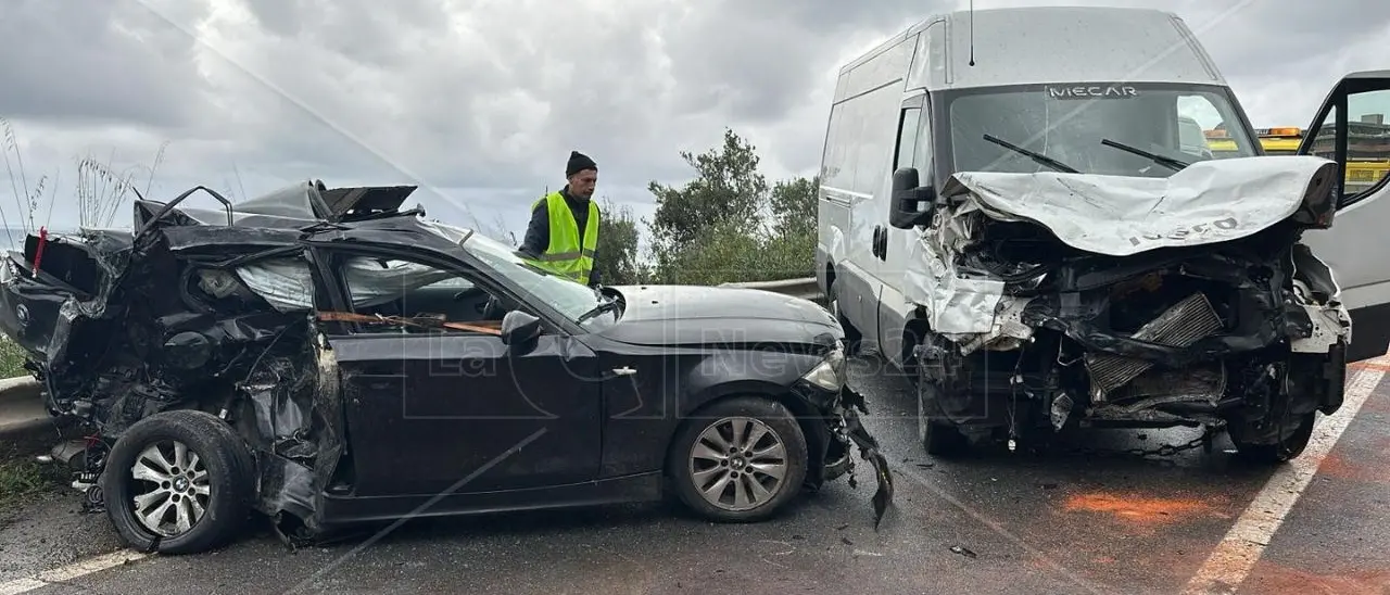 Incidente sulla statale 18 a Cetraro: violento scontro tra un‘auto e un furgone, 33enne in fin di vita