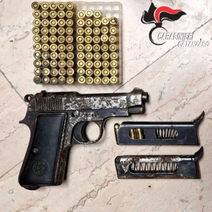 Lamezia Terme, aveva una pistola clandestina nel forno elettrico: arrestato un 51enne