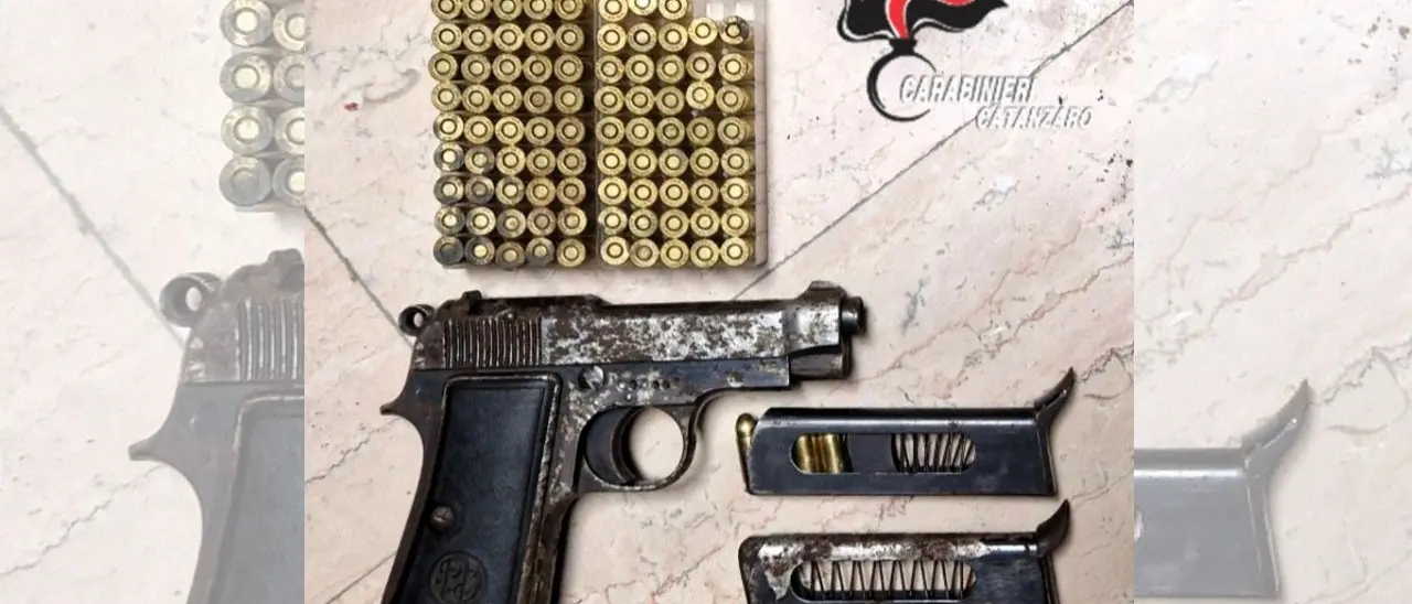 Lamezia Terme, aveva una pistola clandestina nel forno elettrico: arrestato un 51enne