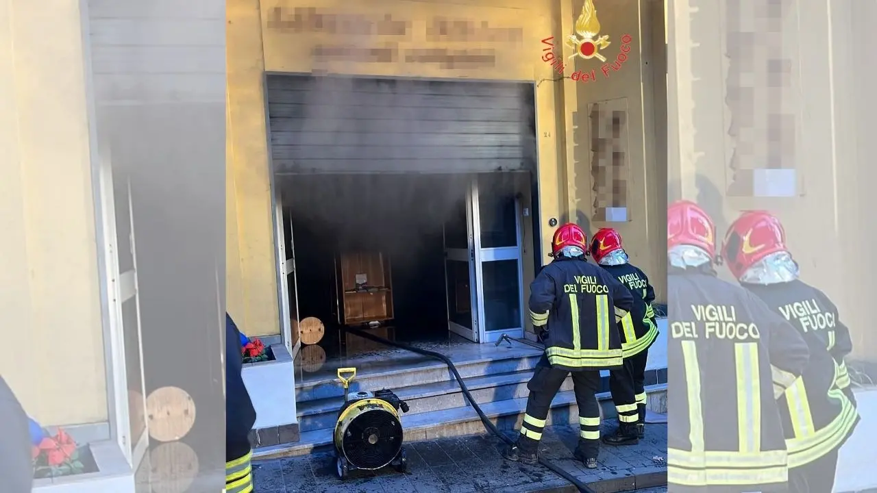 Lamezia Terme, incendio in un’attività commerciale: ipotesi corto circuito