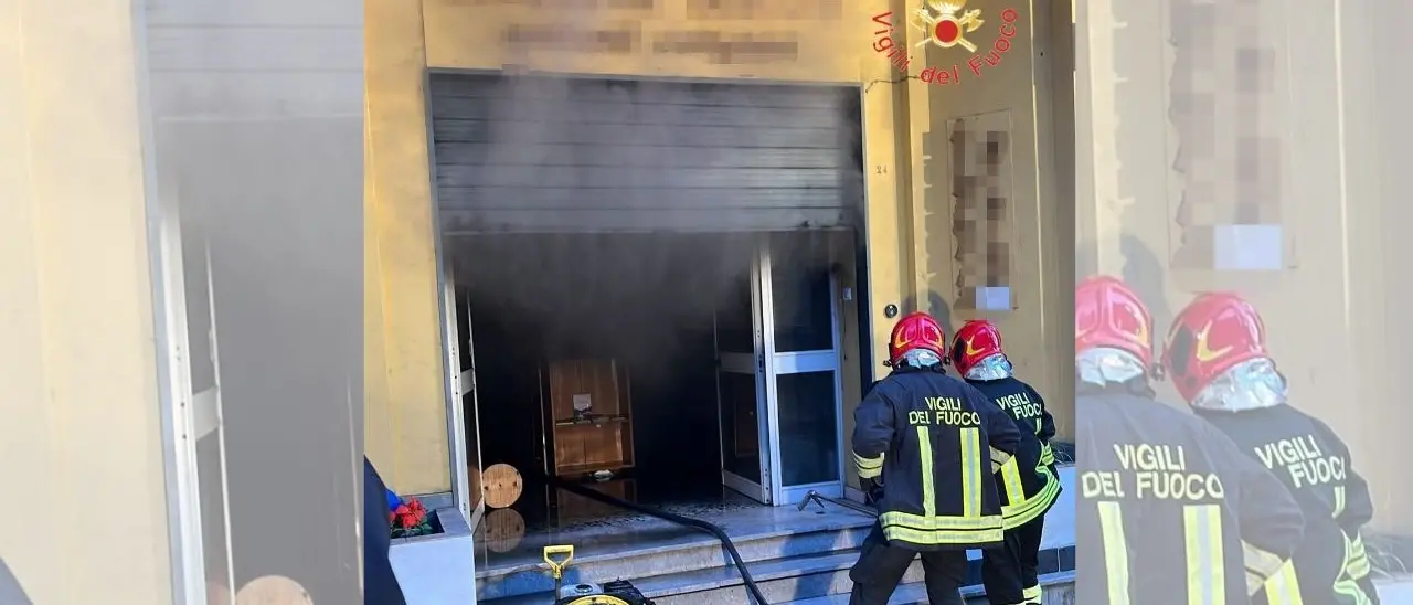 Lamezia Terme, incendio in un’attività commerciale: ipotesi corto circuito