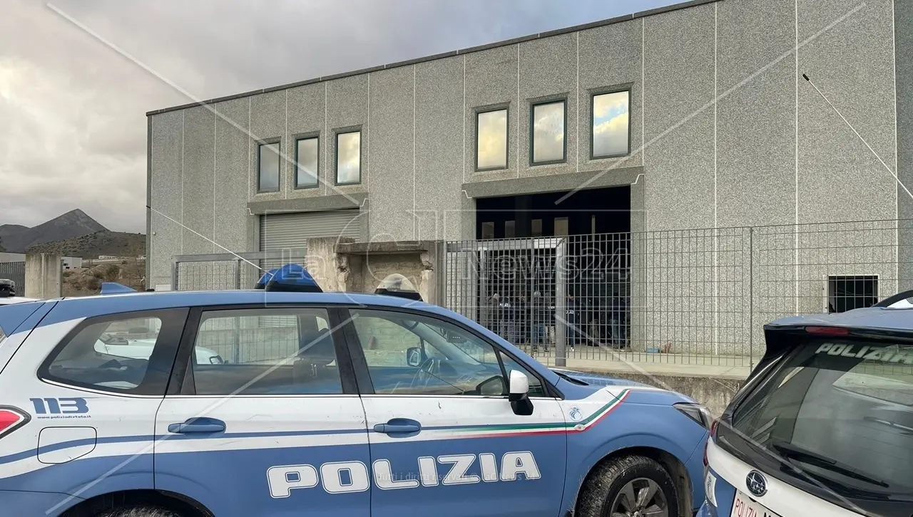 Castrovillari, scoperta centrale della droga gestita da cittadini cinesi: sequestrati oltre 500 chili di marijuana