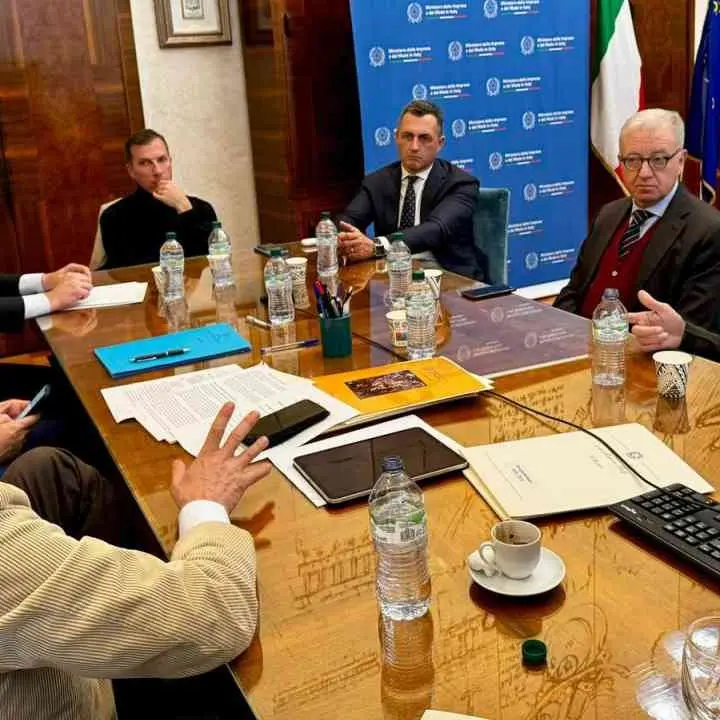 Abramo Customer Care, nuova proroga di tre mesi per i lavoratori: oggi l’incontro al Ministero