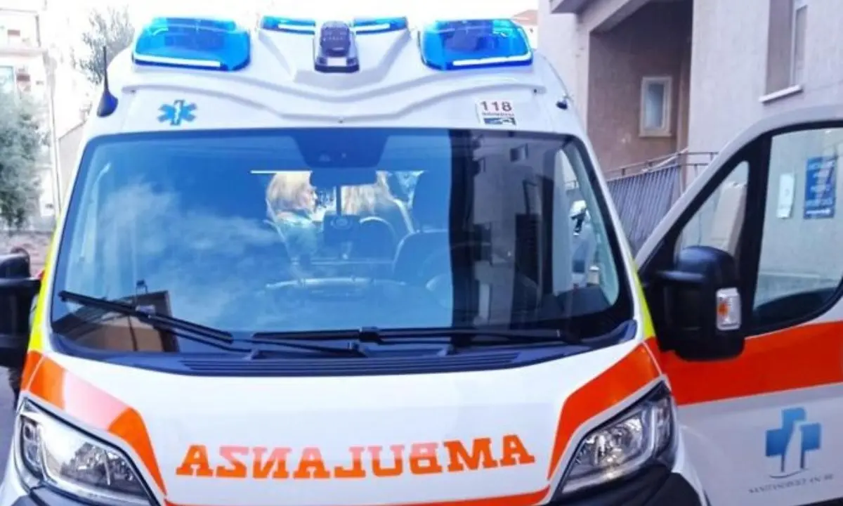 Crotone, scontro tra un’auto e la moto guidata dal comandante della polizia municipale: trasferito in ospedale