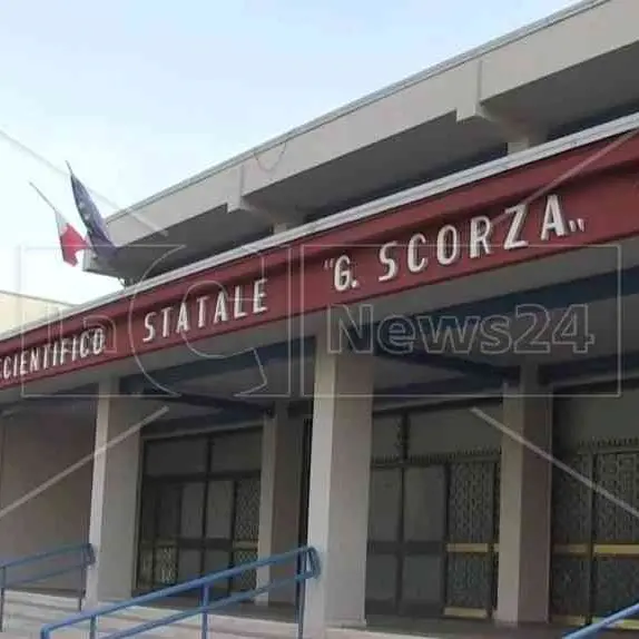 Aggressione a scuola, il legale del padre della studentessa: «Stava andando via e il preside lo ha raggiunto in corridoio»