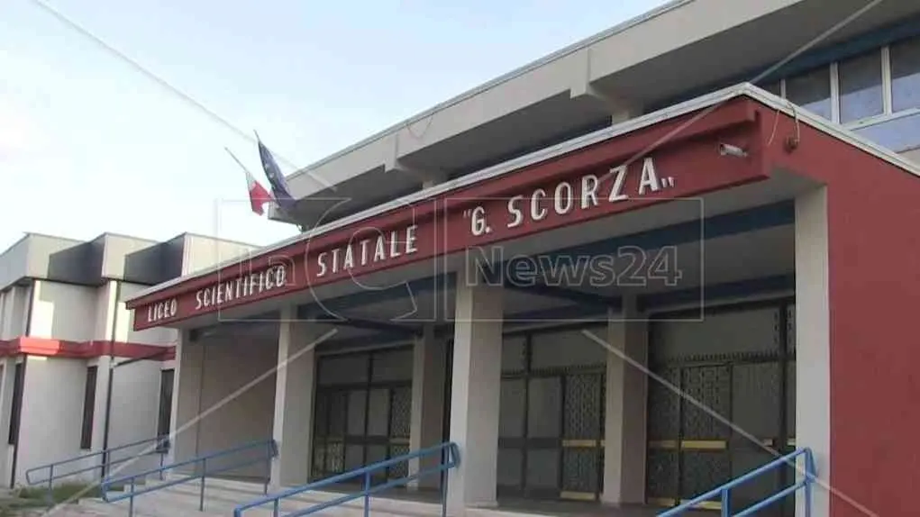 Aggressione a scuola, il legale del padre della studentessa: «Stava andando via e il preside lo ha raggiunto in corridoio»
