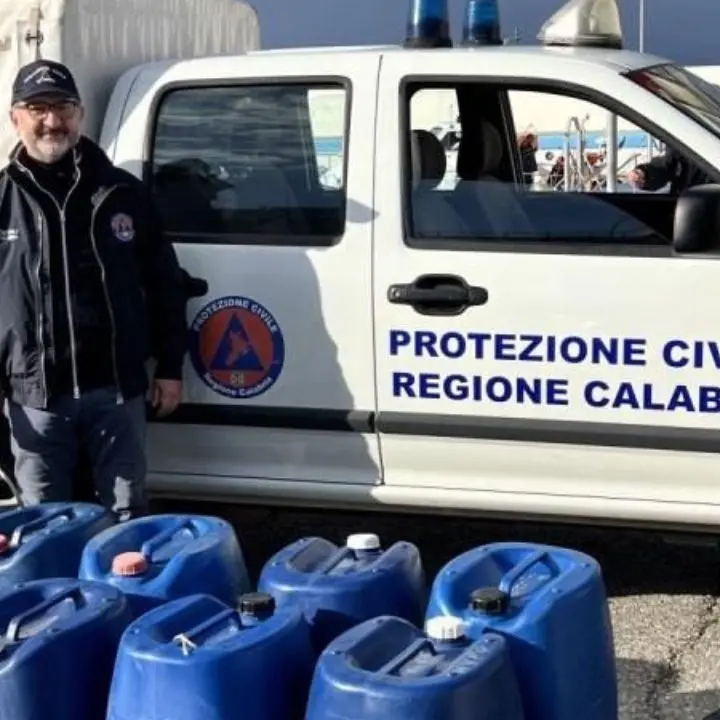 Donati alla ProCiv di Reggio 400 litri di carburante confiscati a bordo di una nave sequestrata