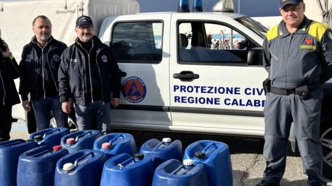 Donati alla ProCiv di Reggio 400 litri di carburante confiscati a bordo di una nave sequestrata