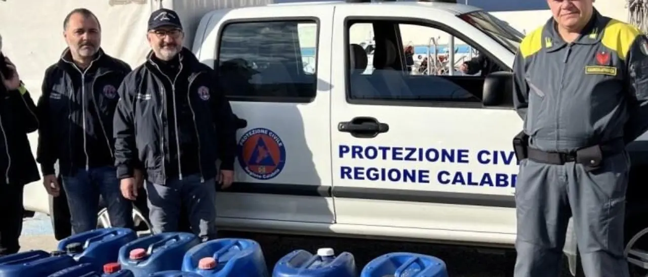 Donati alla ProCiv di Reggio 400 litri di carburante confiscati a bordo di una nave sequestrata