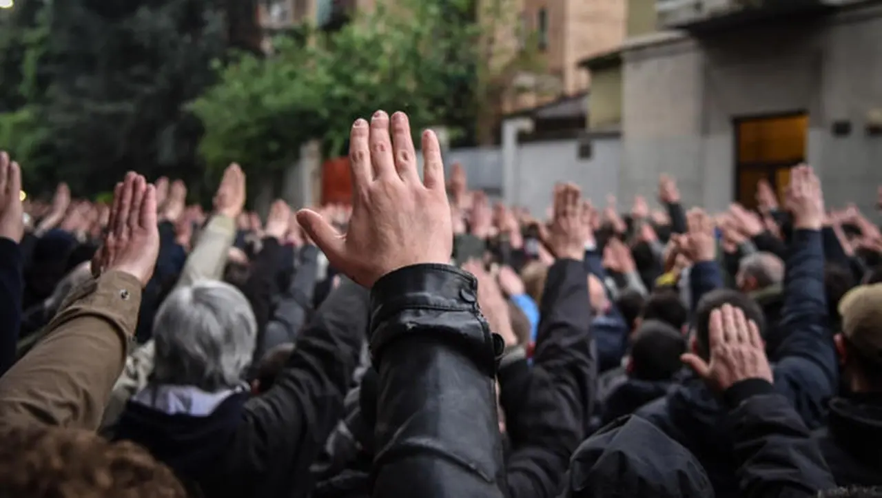 La Cassazione sul saluto romano: «È reato perché viola la legge Scelba sull’apologia del fascismo». La Russa: «Sentenza si commenta da sola»