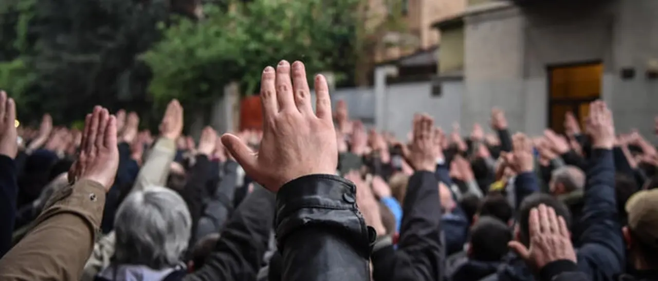 La Cassazione sul saluto romano: «È reato perché viola la legge Scelba sull’apologia del fascismo». La Russa: «Sentenza si commenta da sola»