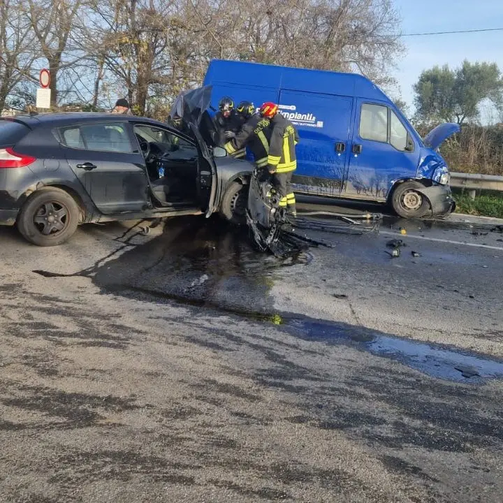 Incidente stradale nel Vibonese, scontro tra un furgone e un’auto che prende fuoco: ferita una 50enne