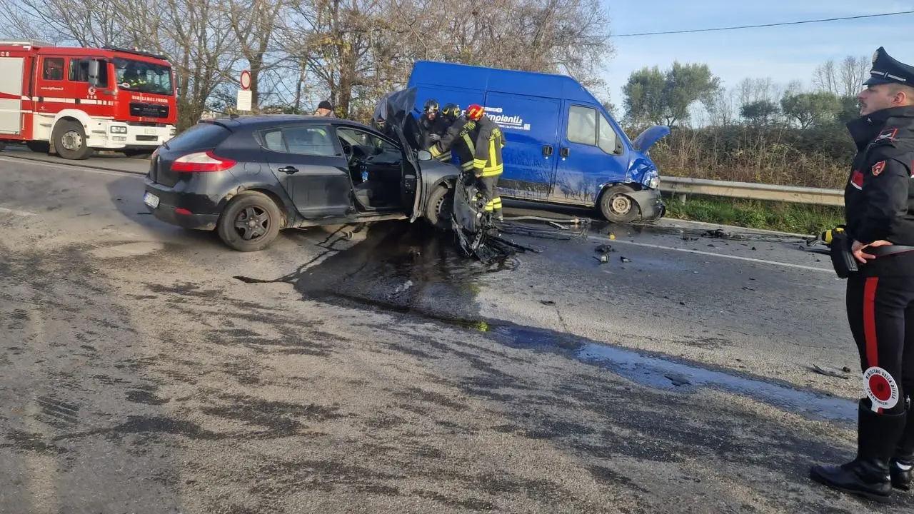 Incidente stradale nel Vibonese, scontro tra un furgone e un’auto che prende fuoco: ferita una 50enne