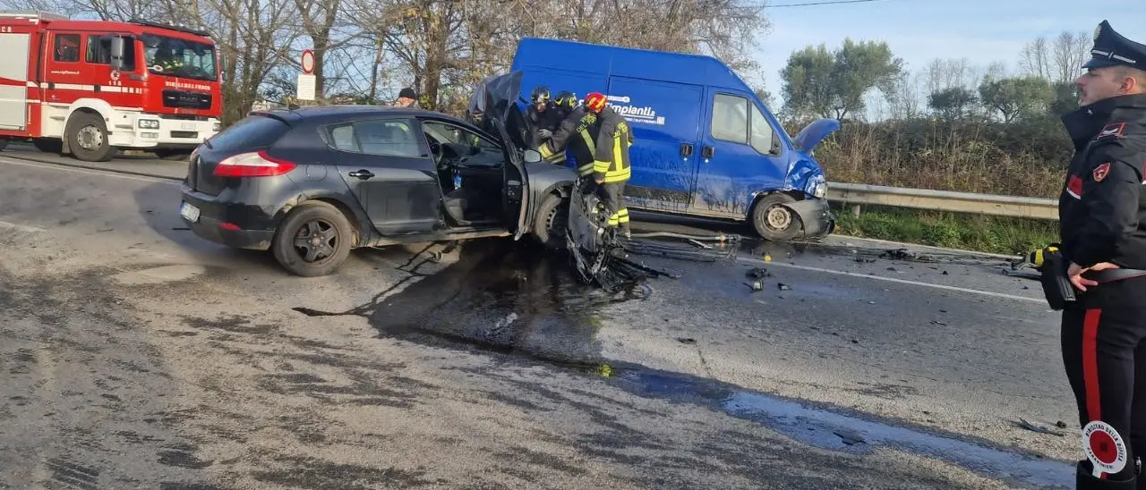 Incidente stradale nel Vibonese, scontro tra un furgone e un’auto che prende fuoco: ferita una 50enne