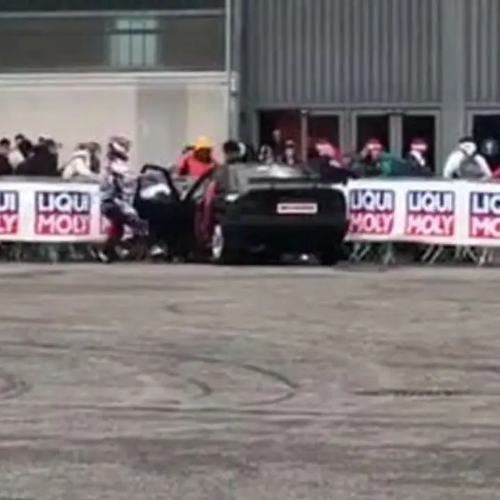 Verona, auto finisce la sua corsa contro gli spettatori: dieci feriti al Motor Bike Expo