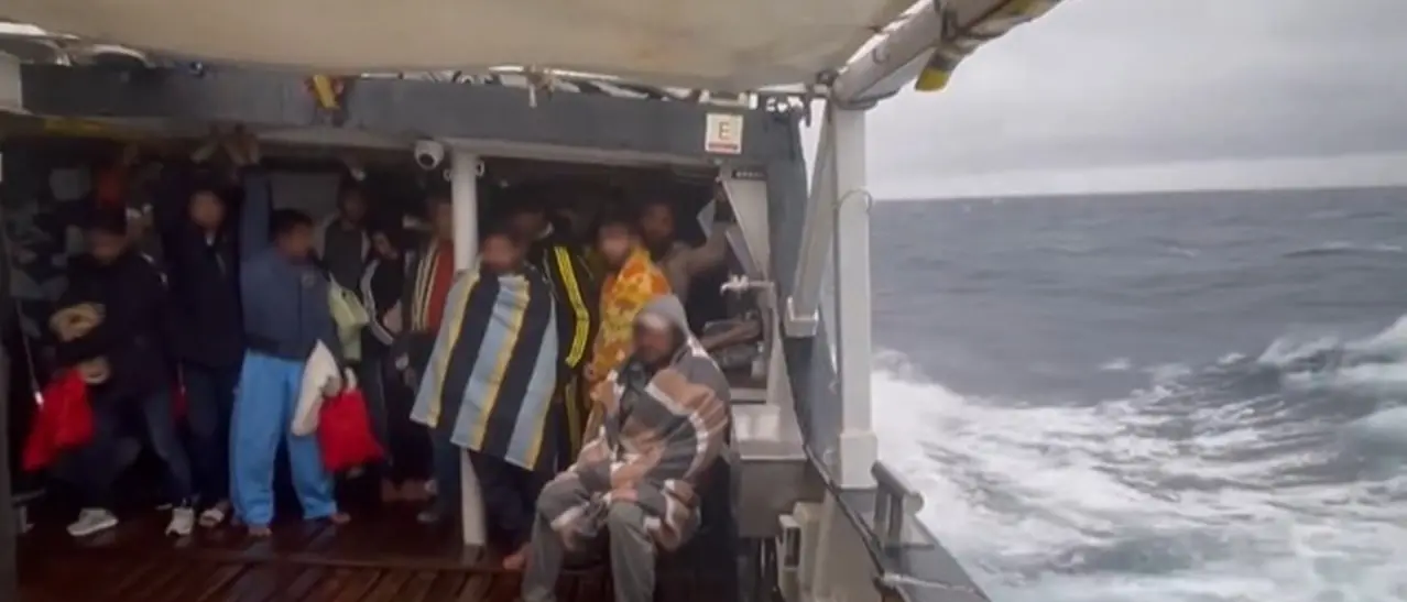 Migranti, assegnata a Crotone la nave di Open Arms con a bordo 57 persone soccorse in mare