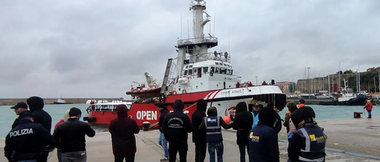 Open Arms a Crotone con 57 migranti, controlli a bordo per verificare se è stato violato il Decreto Cutro