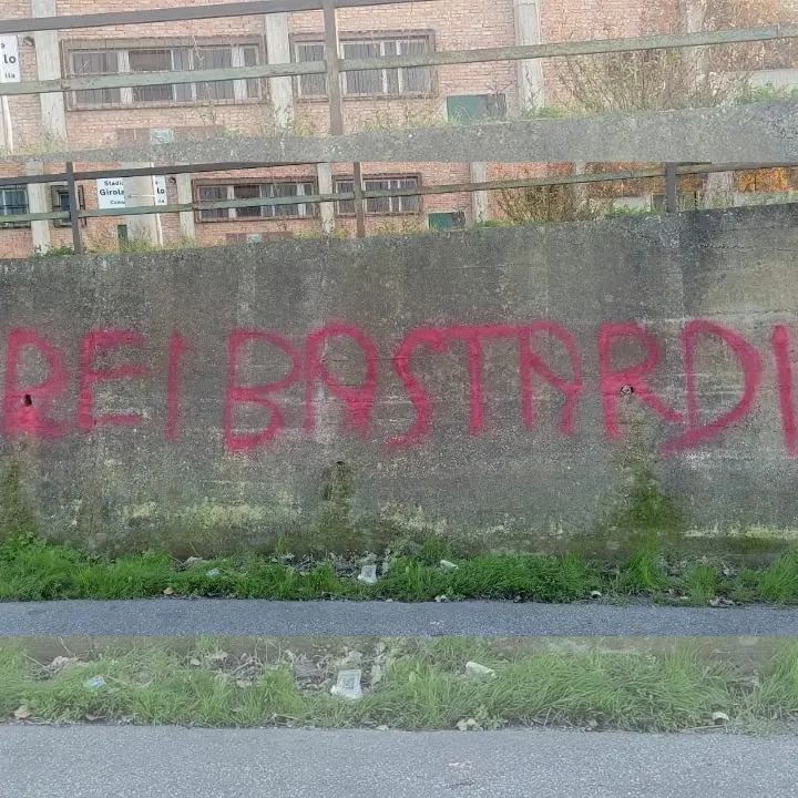 Frase antisemita sul muro dello stadio comunale di Parghelia, gli amministratori: «Vile gesto»