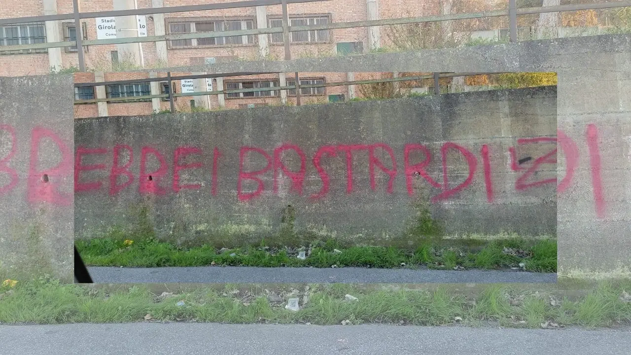 Frase antisemita sul muro dello stadio comunale di Parghelia, gli amministratori: «Vile gesto»