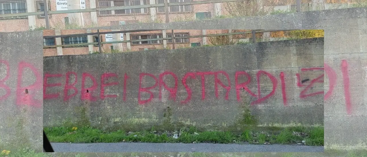 Frase antisemita sul muro dello stadio comunale di Parghelia, gli amministratori: «Vile gesto»