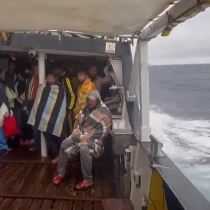 Scatta il fermo amministrativo per la Open Arms arrivata a Crotone con 57 migranti a bordo