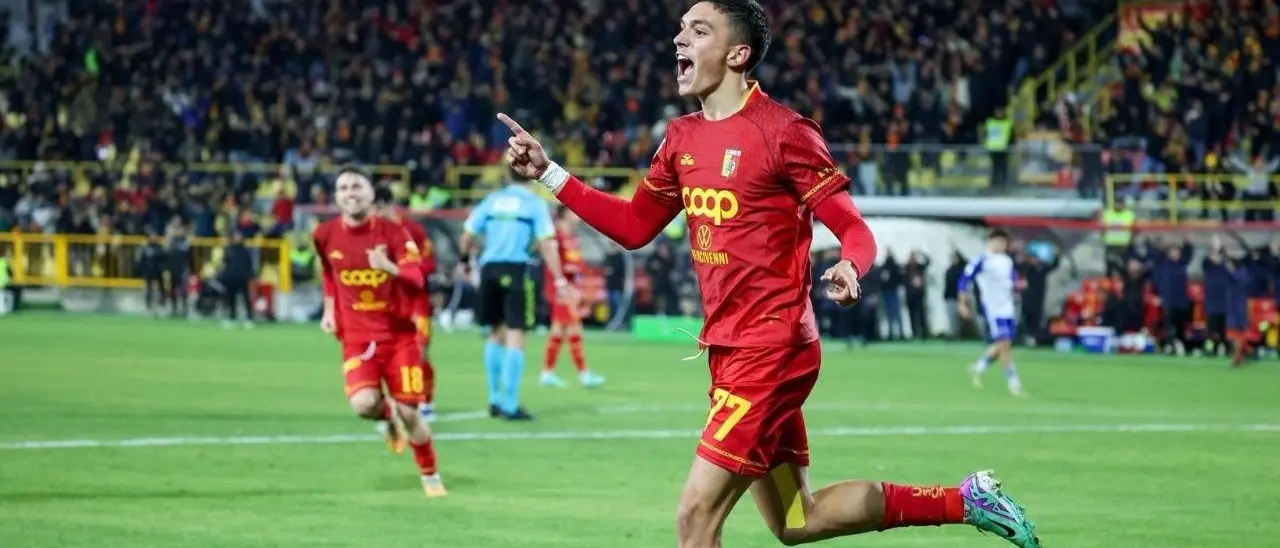 Katseris al Lorient, l’esterno del Catanzaro vola in Francia: i dettagli del trasferimento