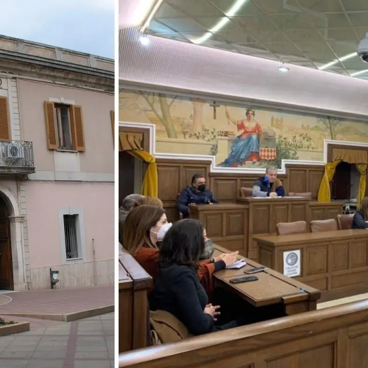 Cittanova, Consiglio di solidarietà al sindaco ma fuori il presunto aggressore urla con un megafono: «Tutto falso»