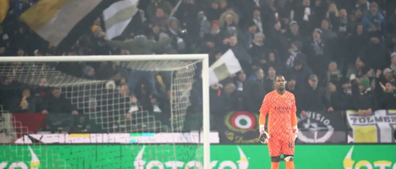 Cori razzisti contro il portiere del Milan Maignan, lo sfogo sui social: «Chi non prende le distanze è complice»