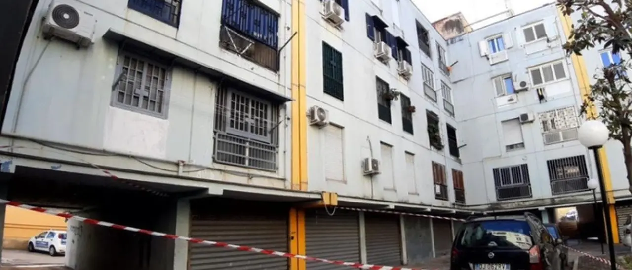 Napoli, killer entrano in casa per ucciderlo: lui scappa ma cade dal balcone e muore
