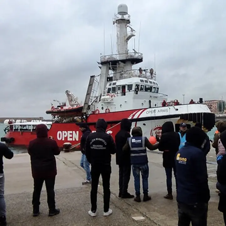 Crotone, fermo amministrativo della nave con 57 migranti a bordo. Open Arms: «Procedura ingiustificata»
